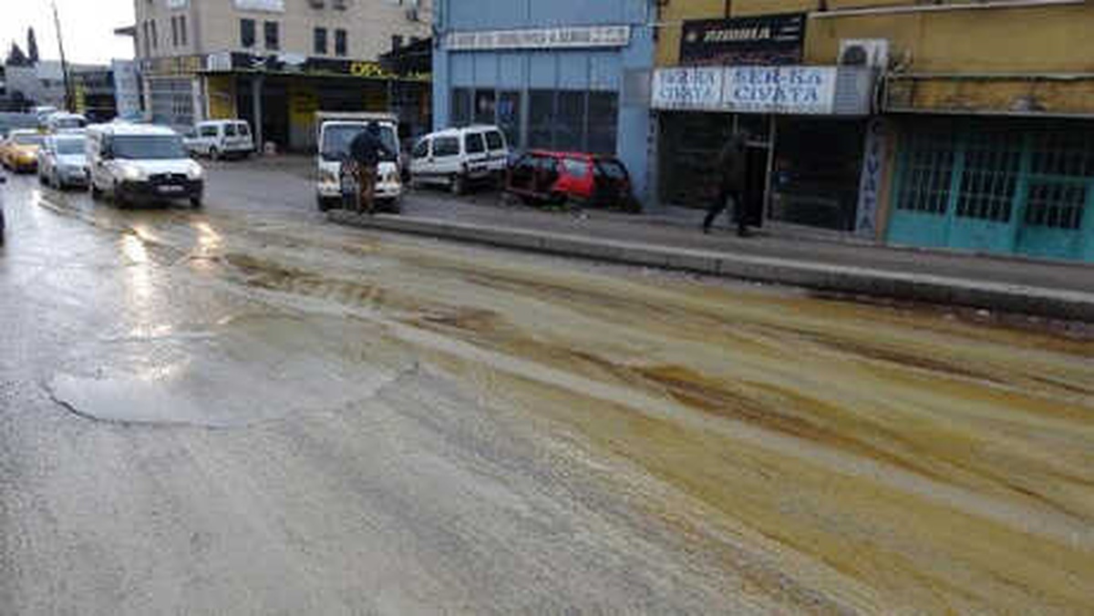 Kamyondan Yola Dökülen Yağ Kazalara Yol Açtı