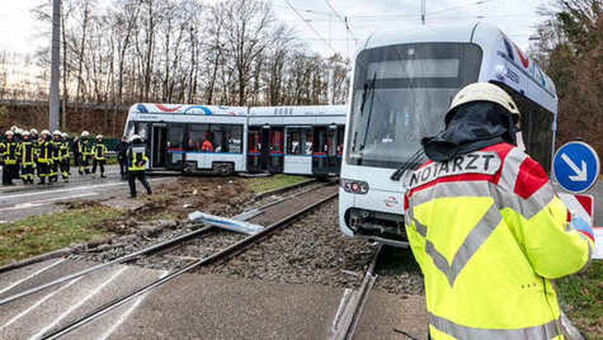 Kamyonla Tramvay Çarpıştı 6 Kişi Ağır Yaralı