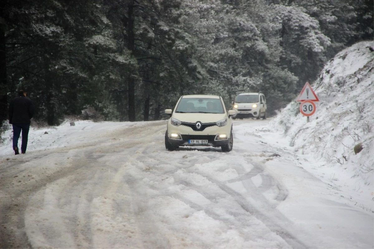 Kar Ani Bastırdı, Hazırlıksız Sürücüler Yolda Mahsur Kaldı