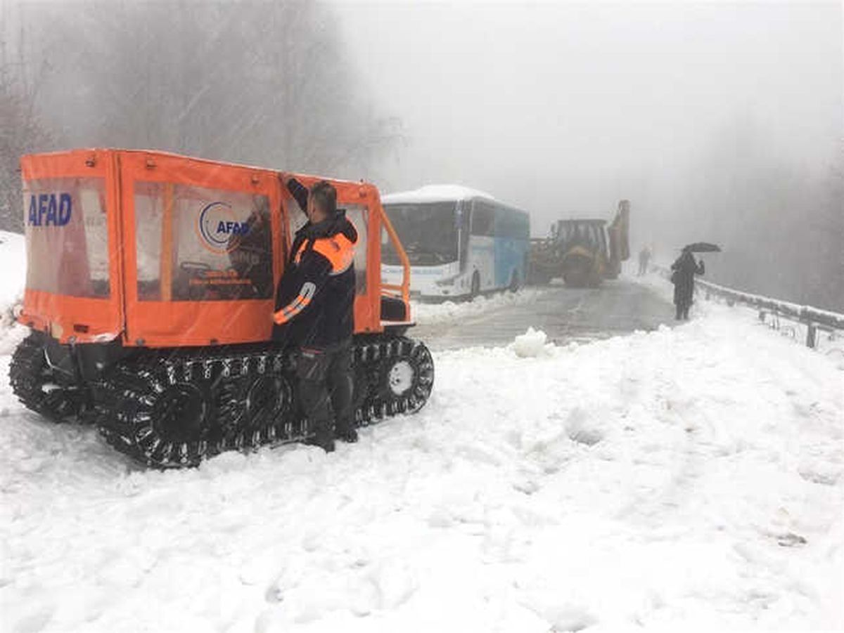 Kartepe\'de Karda Kalan 2 Otobüsteki 75 Kişiyi Afad Ekipleri Kurtardı