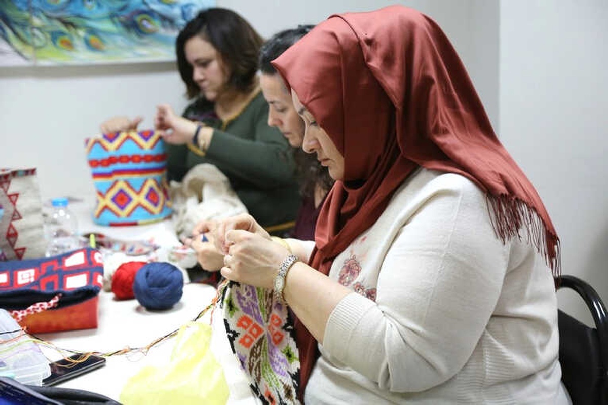Kolombiya\'nın Ünlü \'Wayuu\' Çantasını Örüyorlar