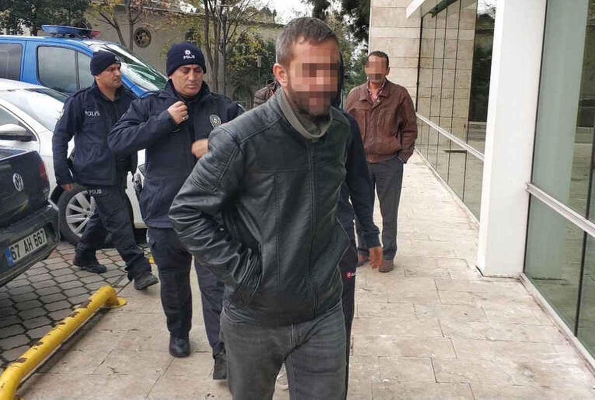 Komşu Kavgasında 1\'i Polis 2 Kişiyi Bıçaklayan Şahıs Adliyede