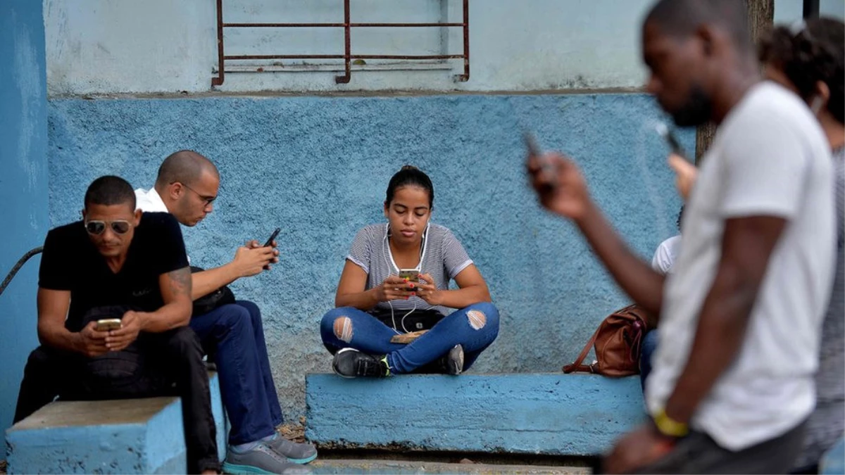 Küba\'da Cep Telefonlarında İnternet Servisi Başlıyor