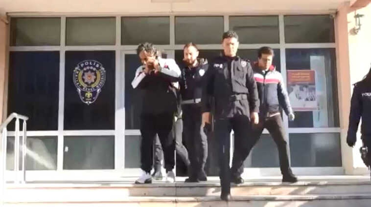 Küfürlü Paylaşımlar Yapan Öğretmen Tutuklandı