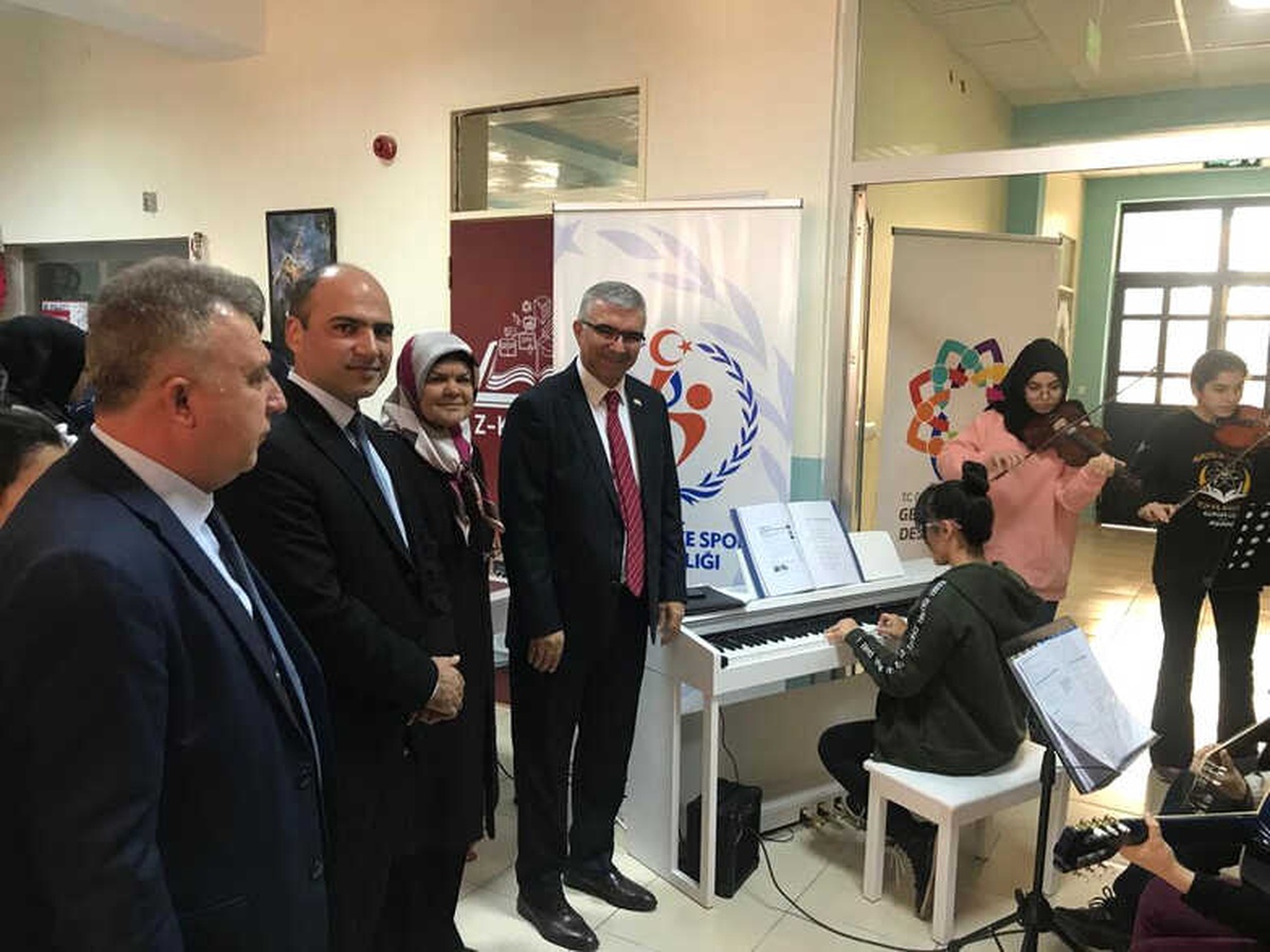 Lise Öğrencilerinin Kızılay\'a Destekleri Devam Ediyor