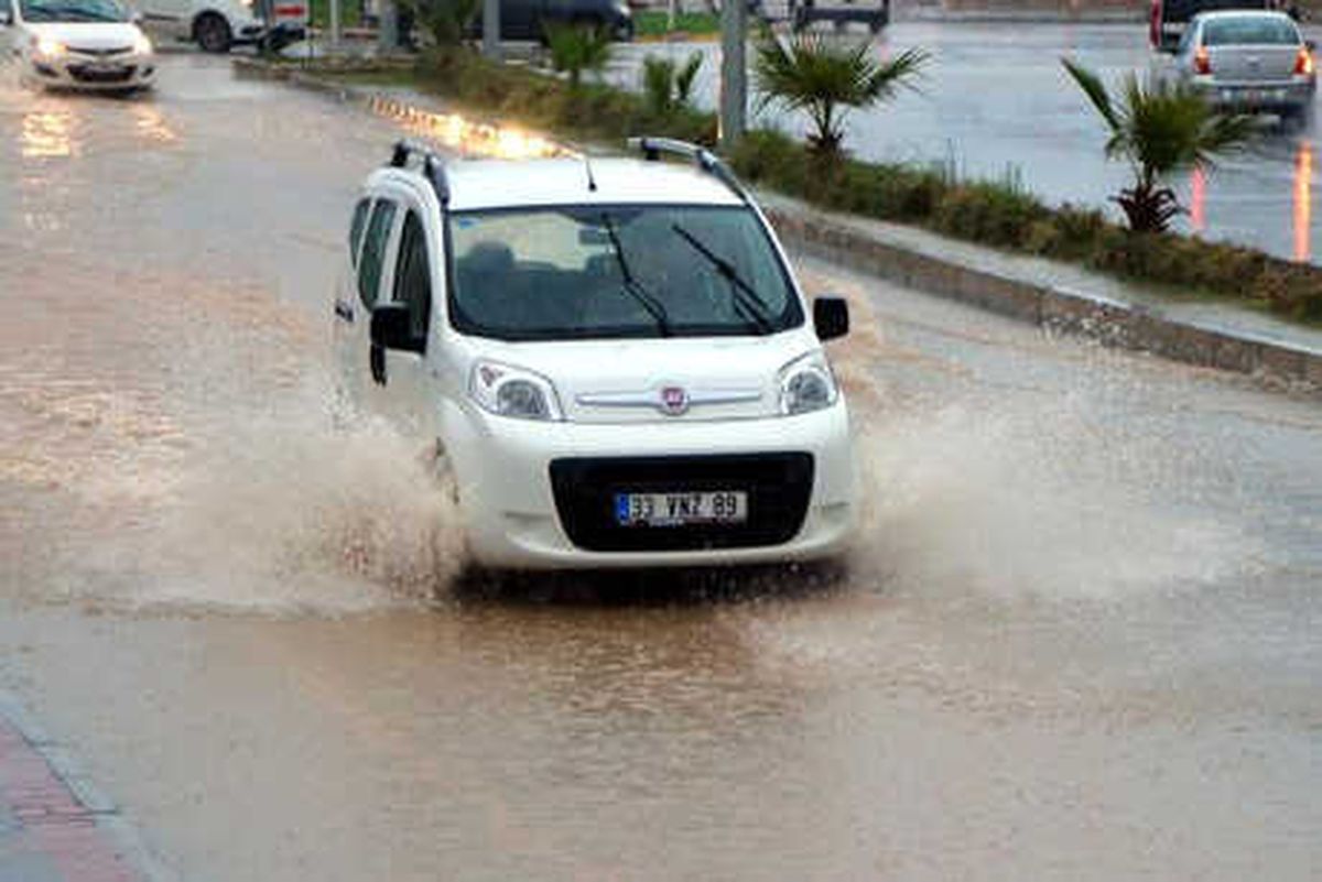 Mersin\'de Beklenen Sağanak Başladı