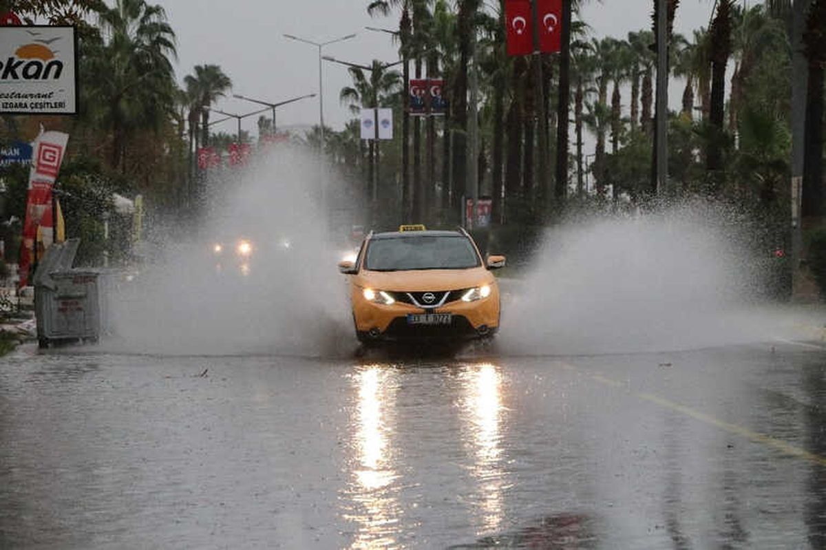 Mersin\'de Sağanak Yağış Okulları Tatil Ettirdi