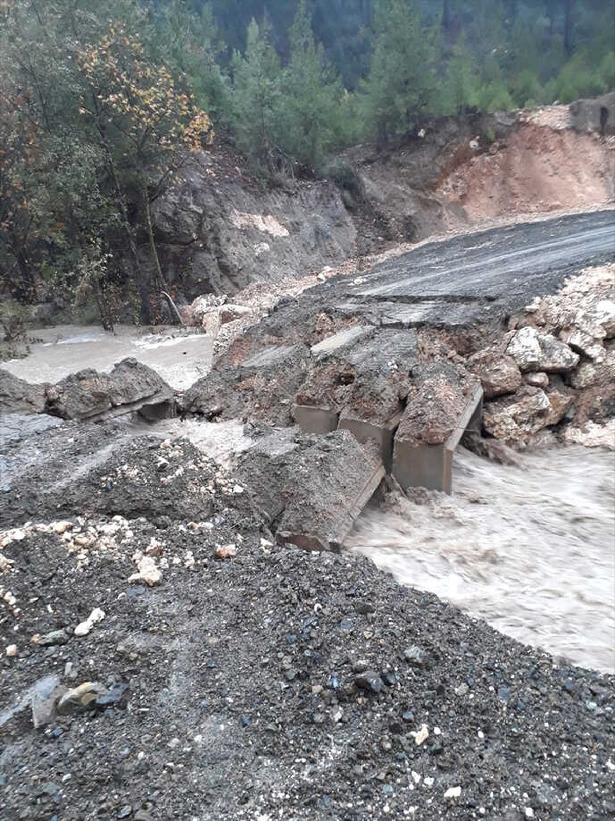 Mersin\'de Şiddetli Yağış Nedeniyle Menfez Köprü Çöktü