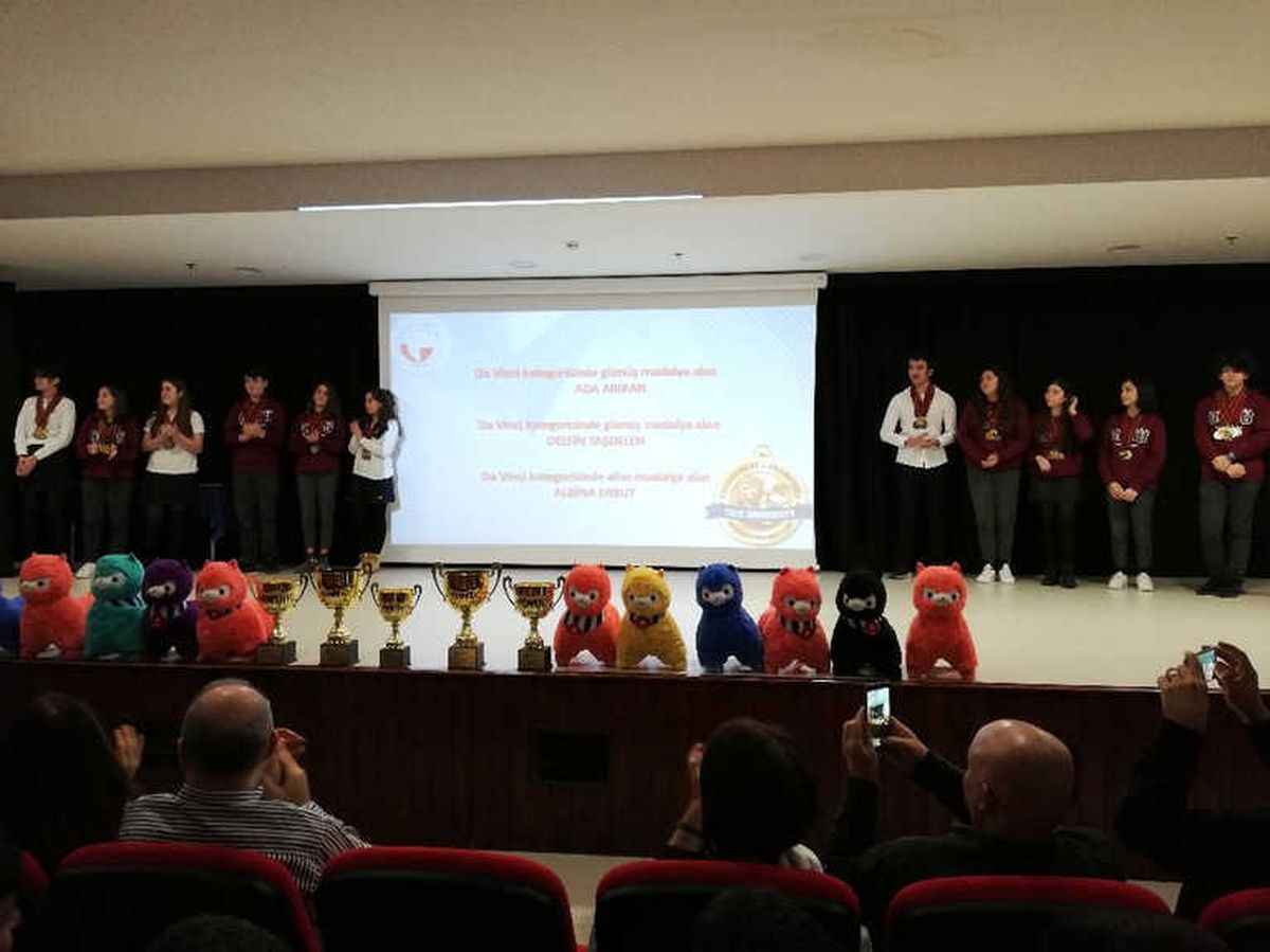 Mersinli Öğrenciler Amerika\'dan Madalyalarla Döndü