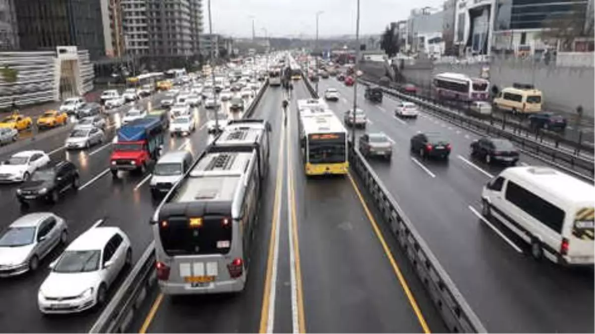 Metrobüs Arızası Nedeniyle Uzun Kuyruklar Oluştu