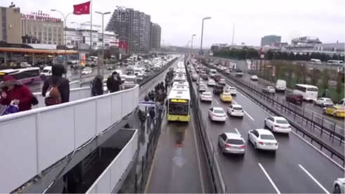 Metrobüs Arızası Seferleri Aksattı