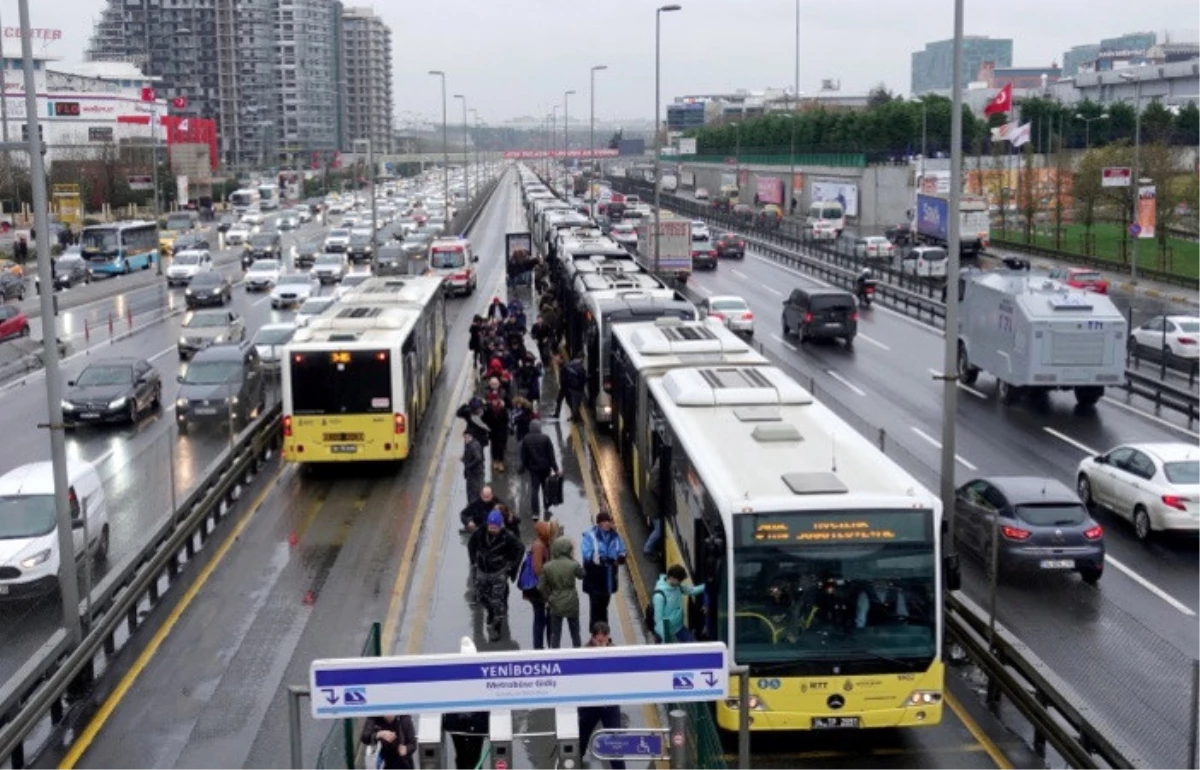 Metrobüs arızası seferleri aksattı