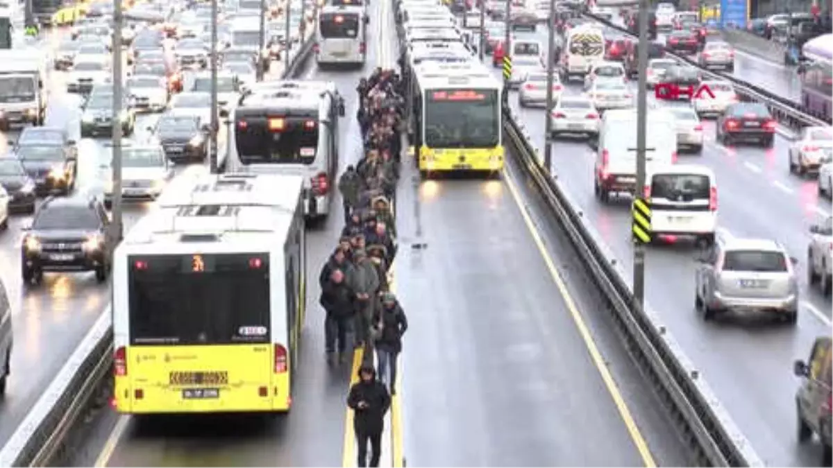 Metrobüs Arızası Uzun Kuyruklara Neden Oldu