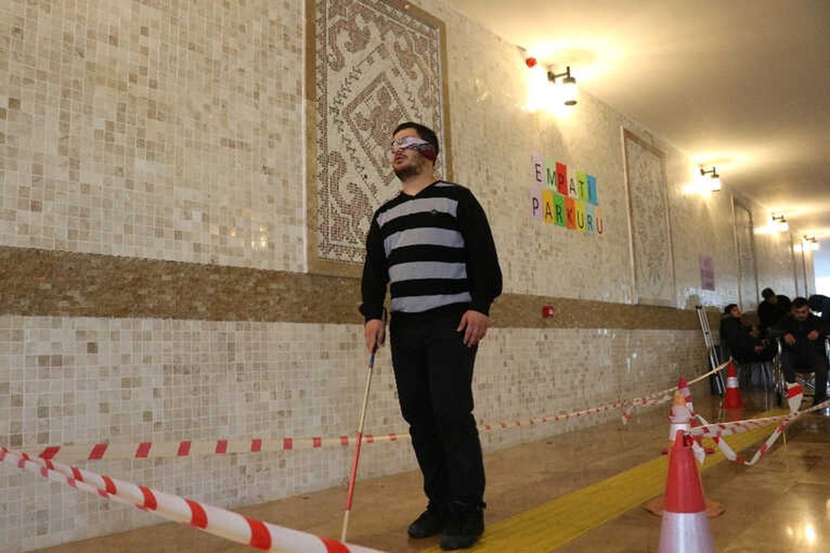 Öğrenciler Engelli Bireyler İçin \'Empati Parkuru\'nda Yürüdü