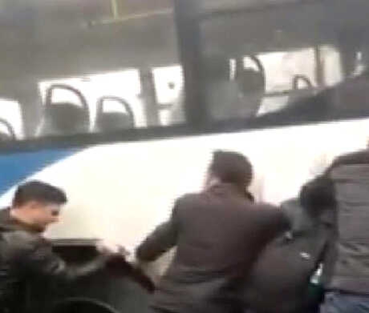 Otobüsün Altında Kalan Yaralıları Elbirliği ile Kurtarmaya Çalıştılar