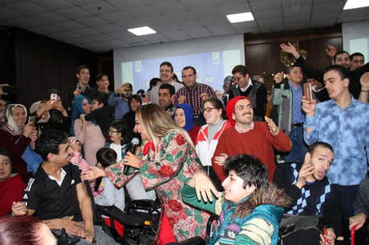 Safiye Soyman Engelli Vatandaşlarla Düet Yaptı