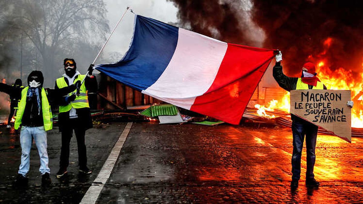 Sarı Yelekler Protestoları: Macron Hükümeti Tartışmalı Zammı İptal Etti