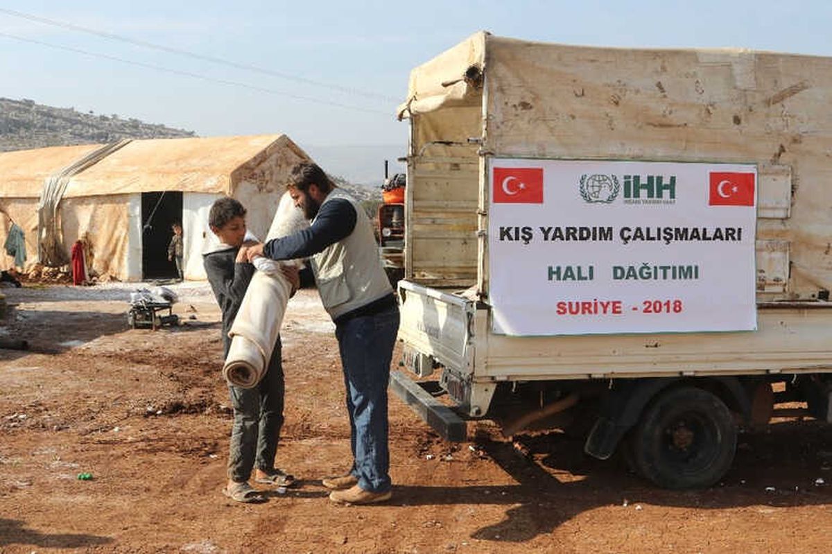 Suriye\'deki Kamplarda Yaşayanlara Halı ve Mat Yardımı