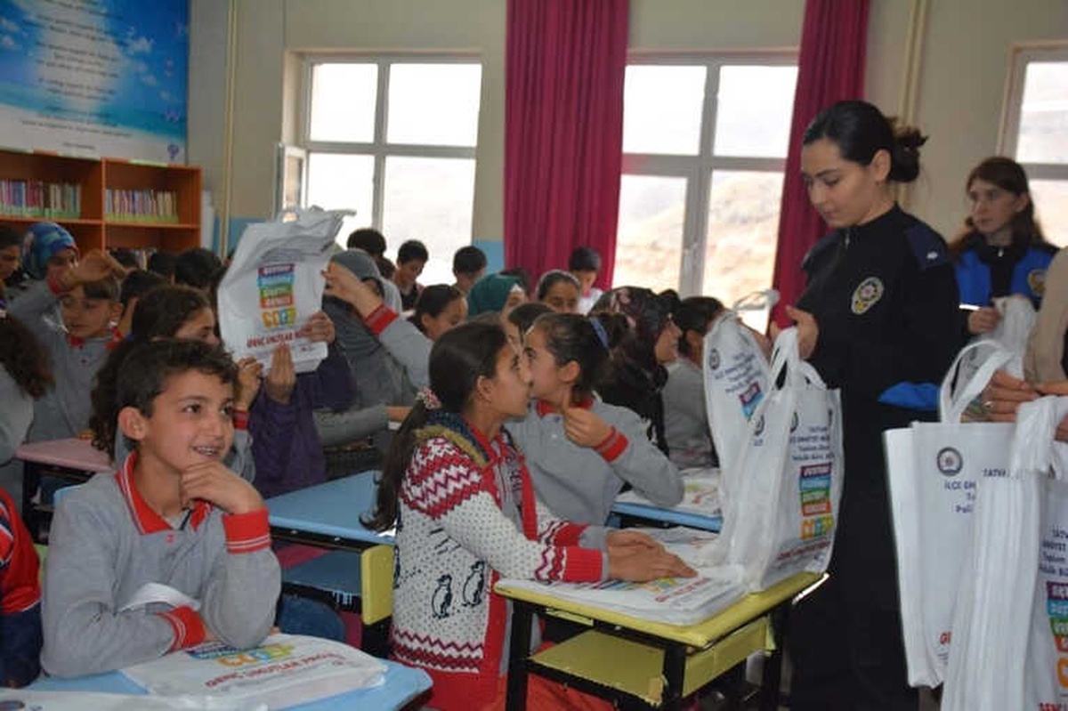 Tatvan Polisinden Öğrencilere Kitap Desteği