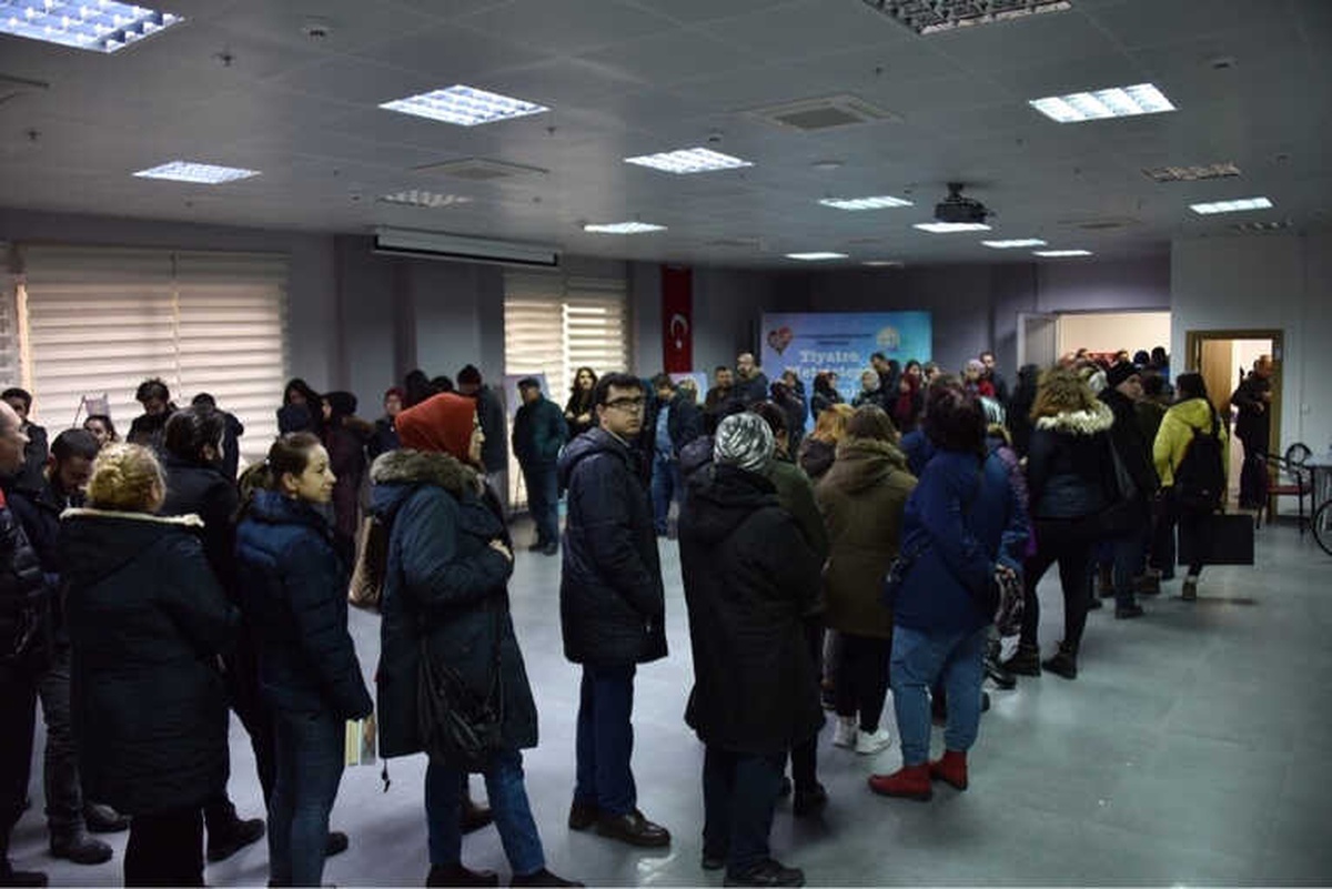 Tiyatro Severlerin Oluşturduğu Uzun Bilet Kuyruğu