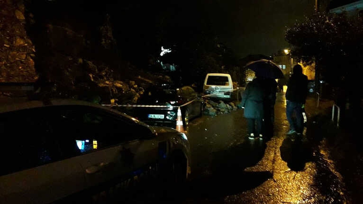 Yağmur Sebebi ile Çöken İstinat Duvarının Altında Kalan 2 Araç Kullanılmaz Hale Geldi