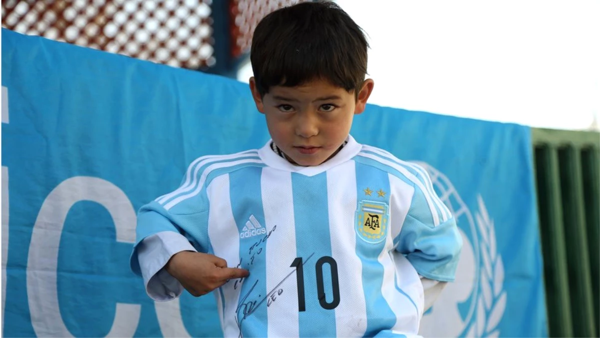 Afgan "Küçük Messi" ve Ailesi Taliban Tehdidi Nedeniyle Yaşadıkları Şehri Terk Etti
