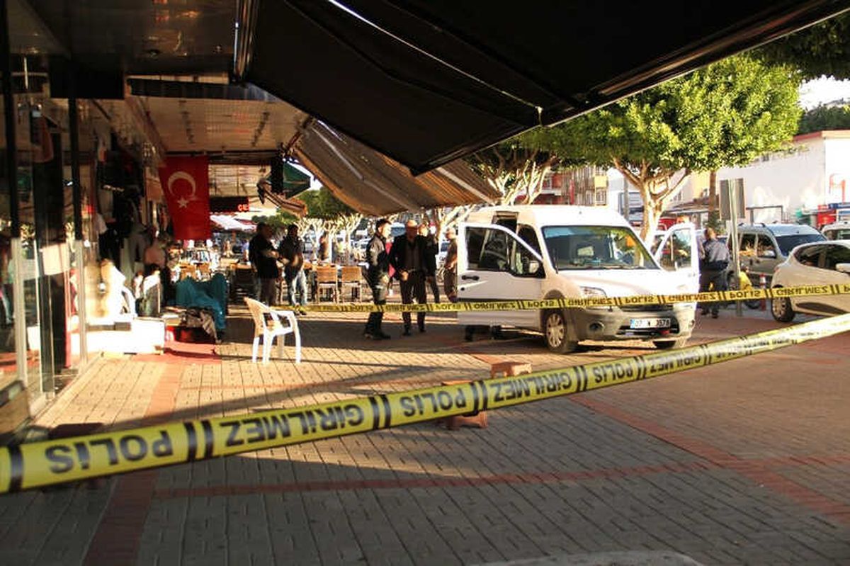 Alanya\'da Silahlı Kavga: 1\'i Kadın 2 Yaralı