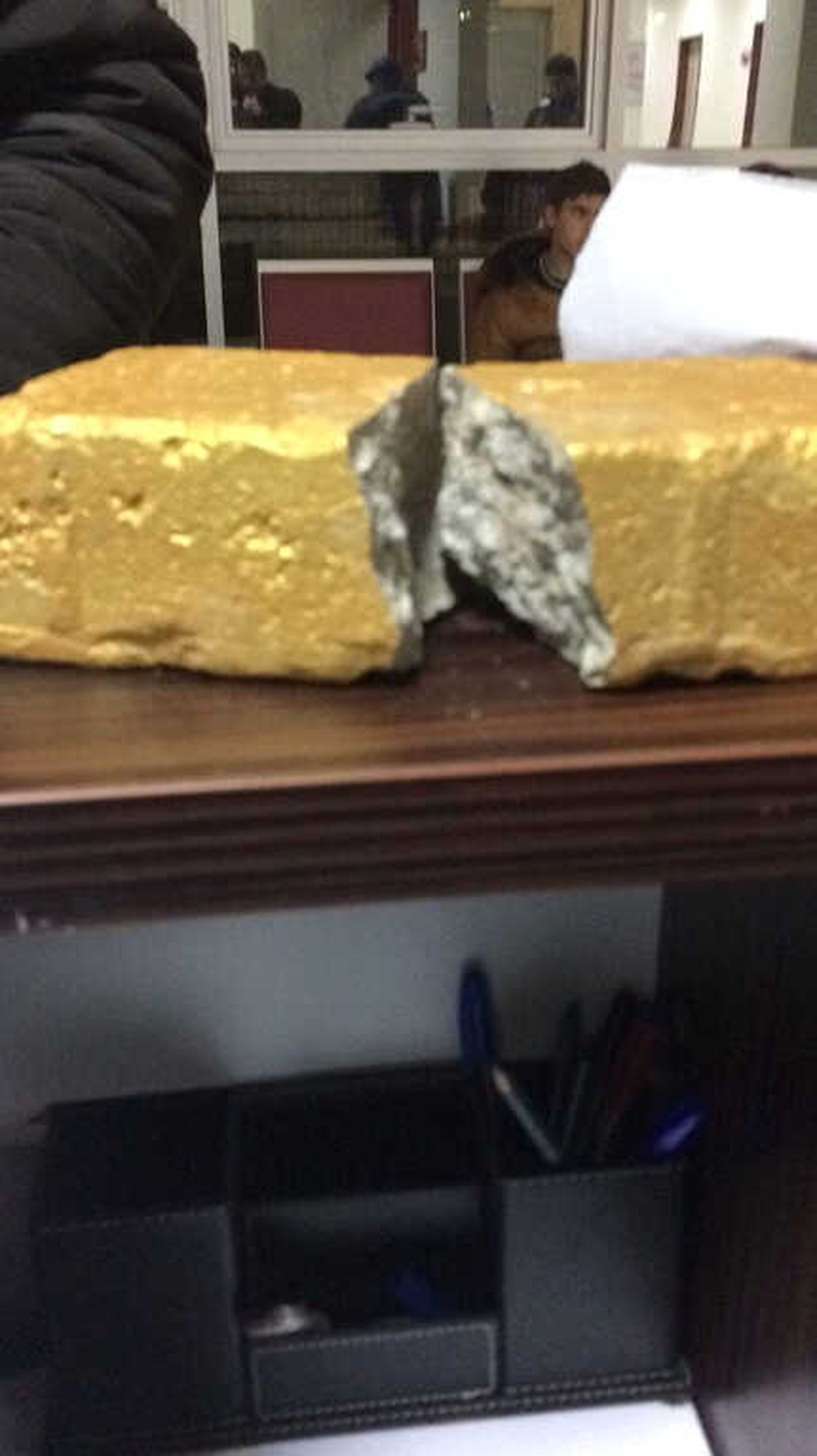 Altın Külçe Diye Kaldırım Taşını 50 Bin Liraya Sattılar