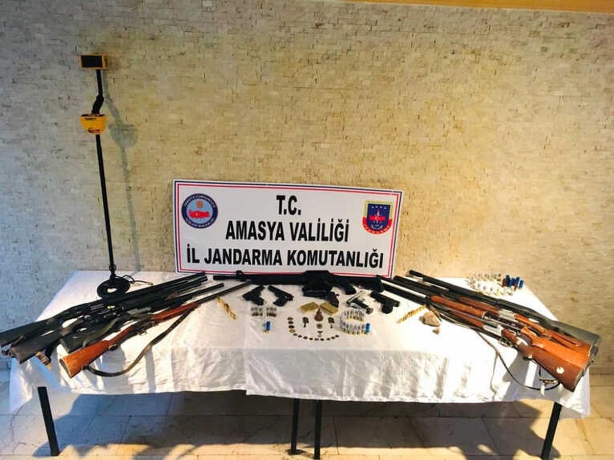 Amasya ile Çorum\'da Silah Kaçakçılığı Operasyonu: 13 Gözaltı