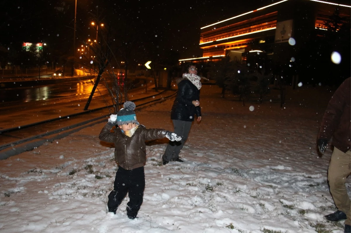 Ankara\'da Mevsimin İlk Karı Yağdı