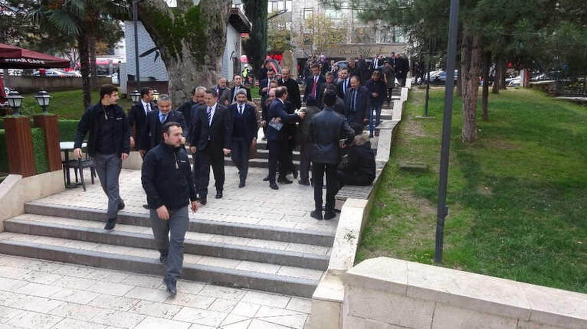 Bakan Pakdemirli Cuma Namazını Ulucami\'de Kıldı