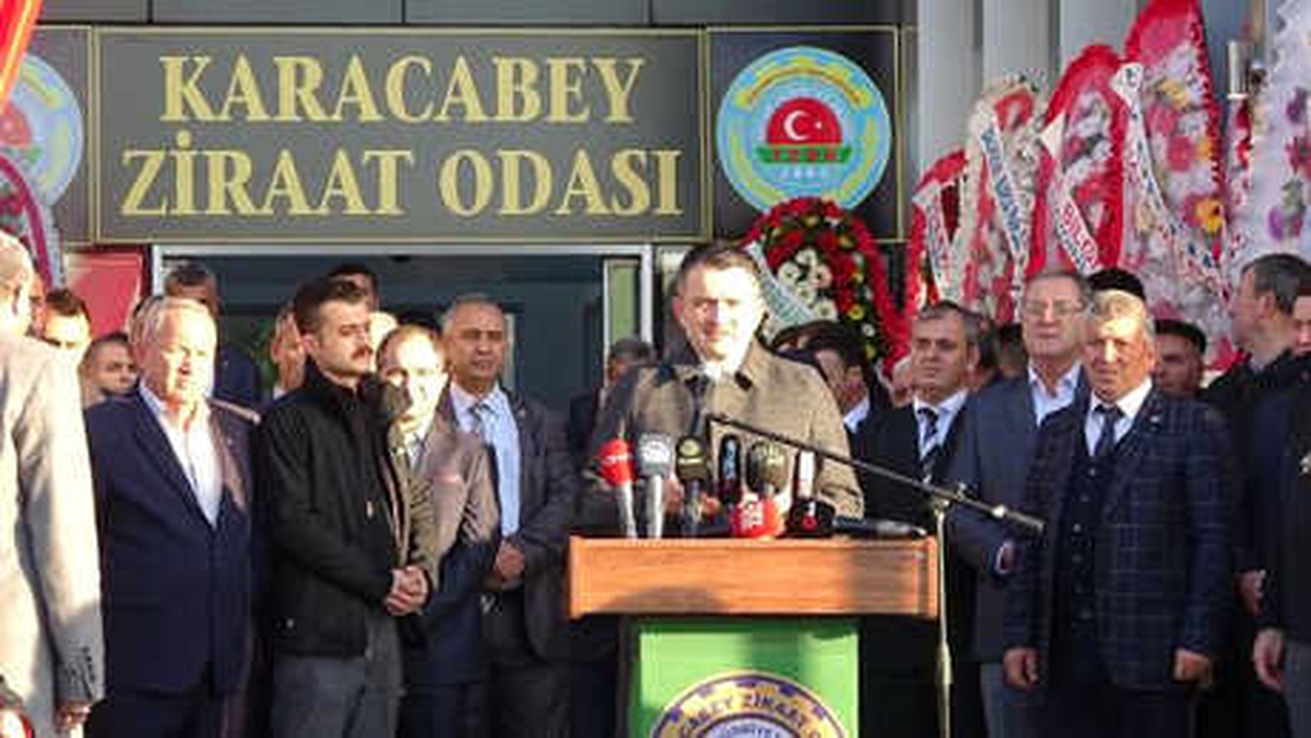 Bakan Pakdemirli, Sanatçı Haluk Levent\'le Birlikte Fidan Dikti (3)