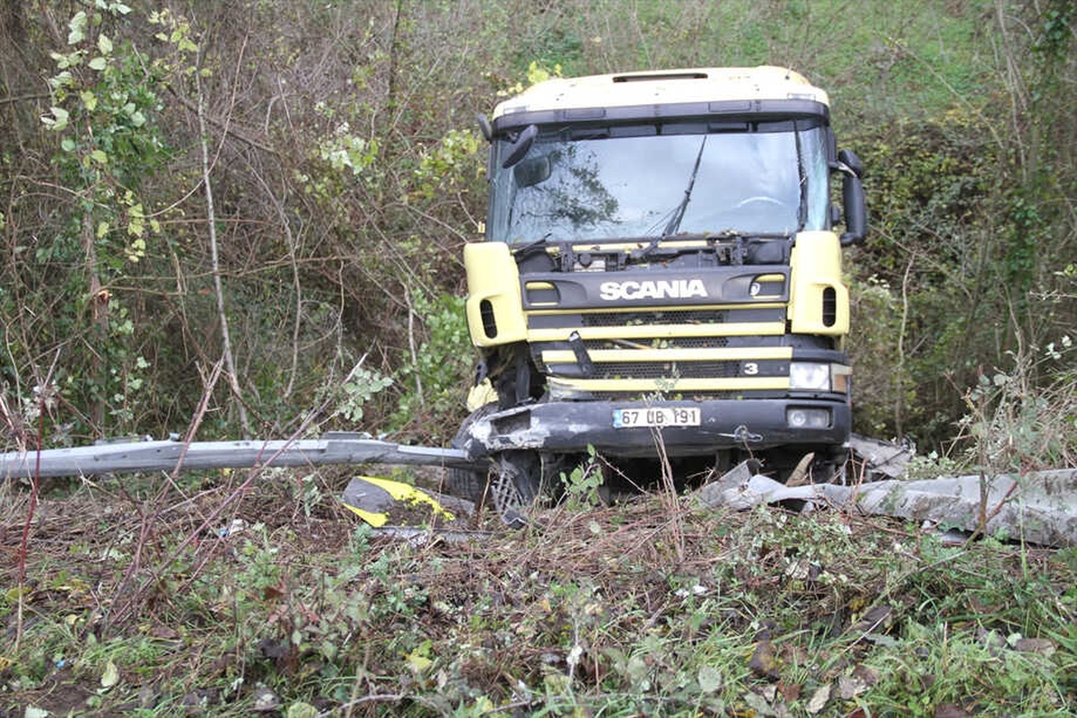 Bariyerleri Kıran Tır Şarampole Düştü: 1 Yaralı