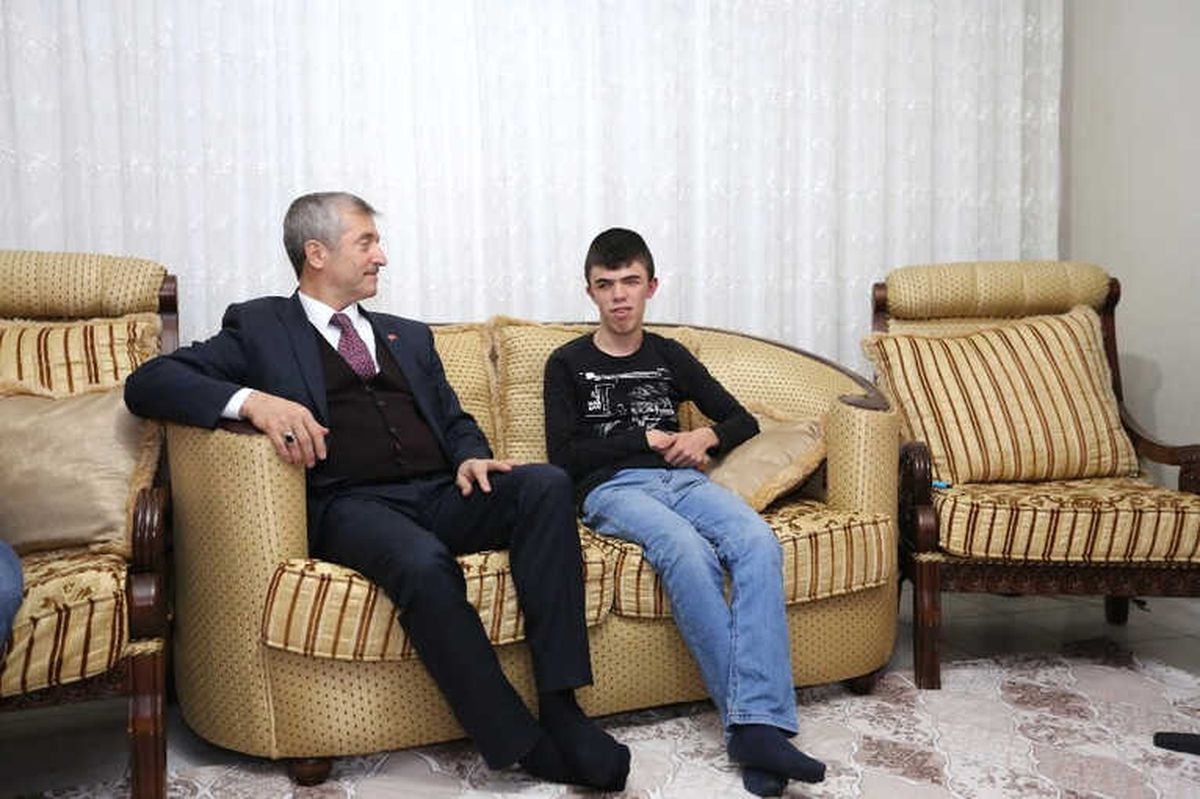 Başkan Tahmazoğlu, Görme Engelli Göktuğ\'u Evinde Ziyaret Etti