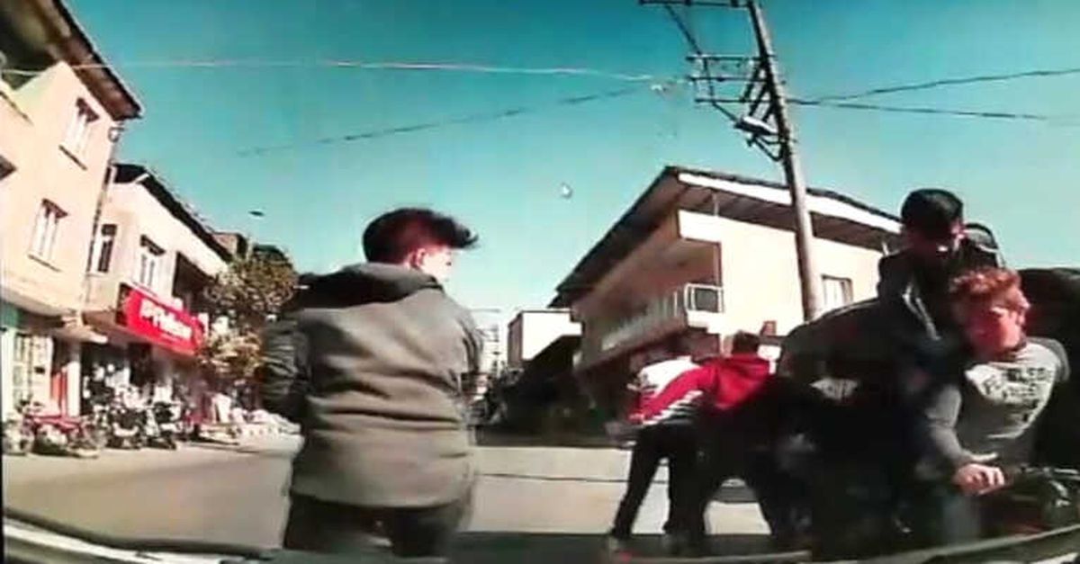 Bir Motora Beş Kişi Bindiler, Karşı Şeride Geçip Otomobile Çarptılar