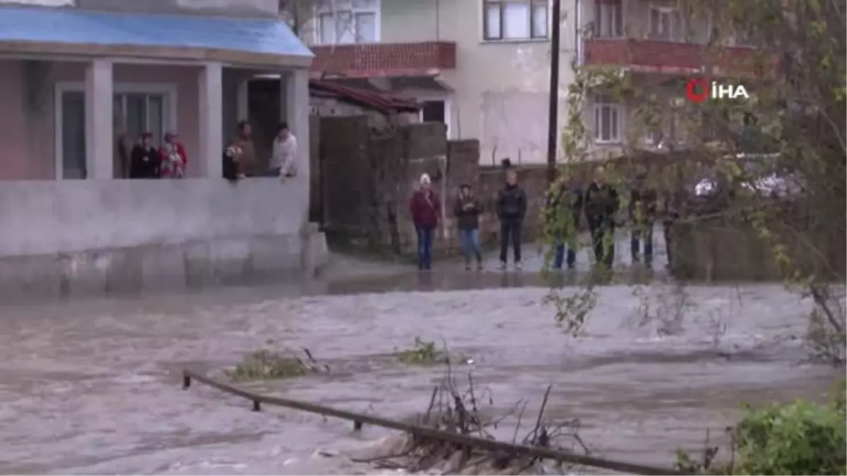 Biriken Yağmur Suları Mahalleyi Sular Altında Bıraktı