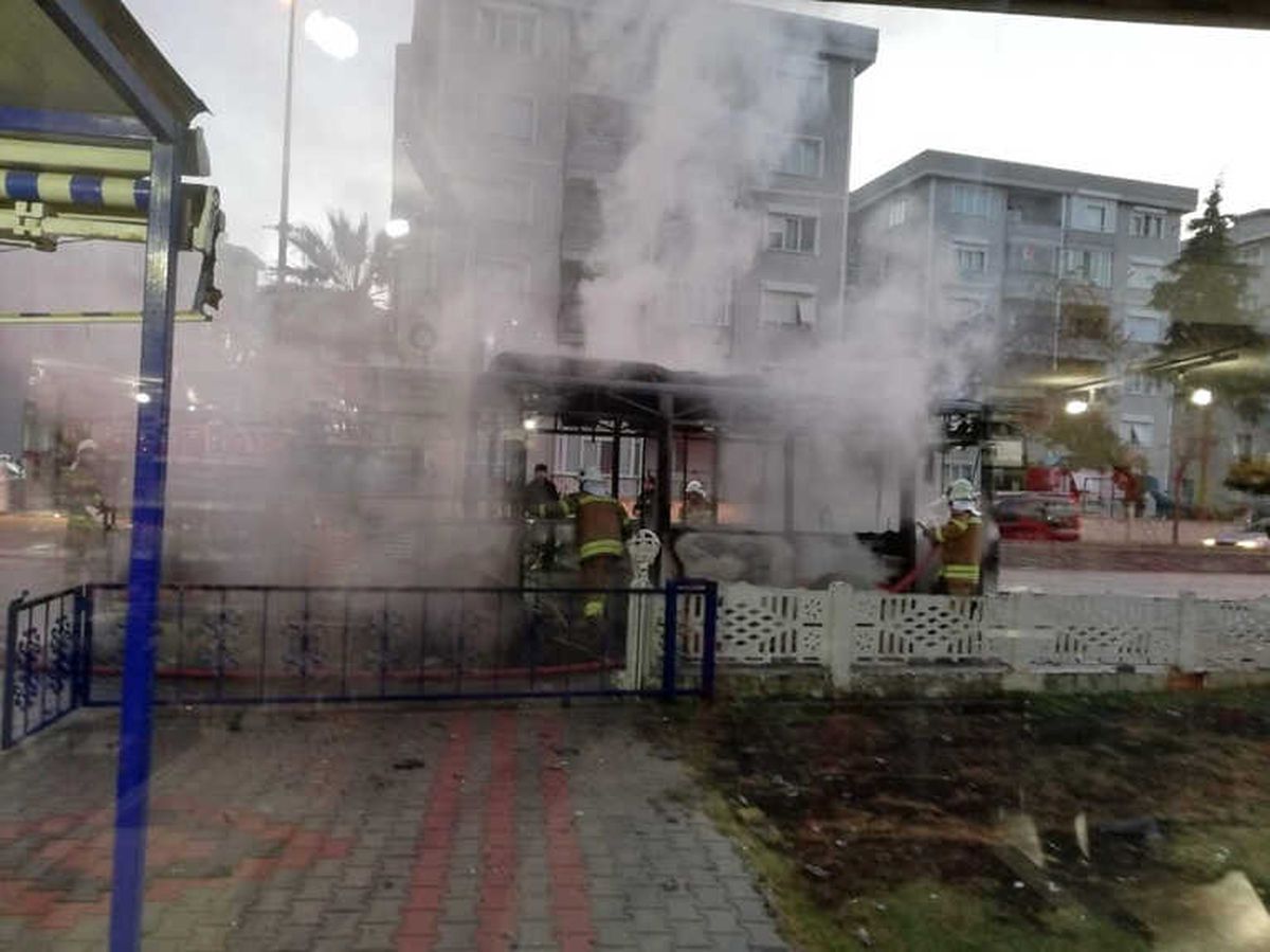 Çanakkale\'de Halk Otobüsü Alev Alev Yandı