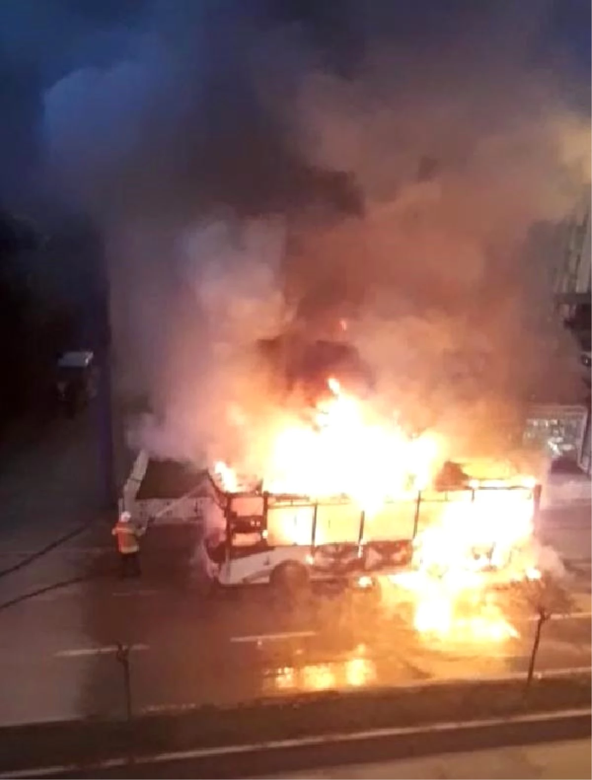 Çanakkale\'de Halk Otobüsü Alev Alev Yandı