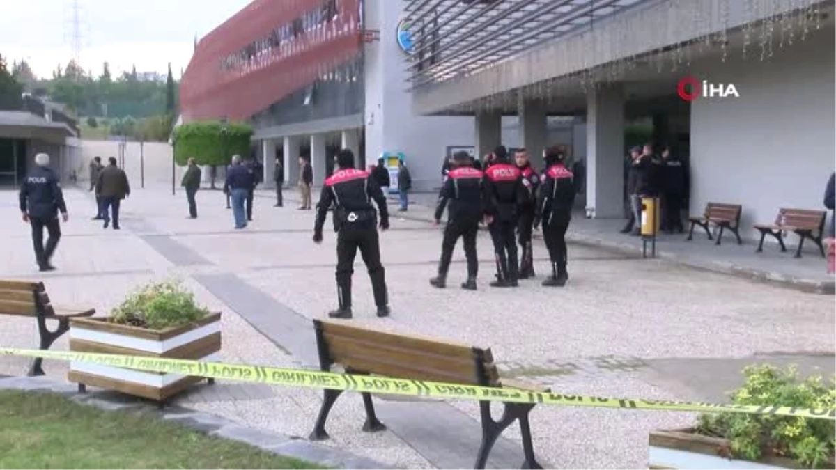 Çukurova Belediyesi\'ne Silahlı Baskın: Silahlı Saldırıda Yaralanan Zabıta Müdürü Öldü