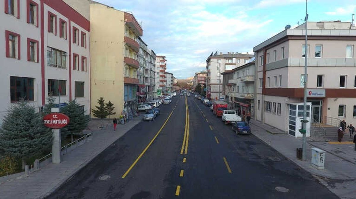 Develi\'de Ana Caddelerde Sıcak Asfalt Çalışmaları Tamamlandı