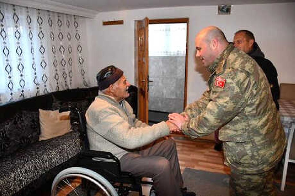Dha Dış - Kosova\'da Türk Askeri, Tek Tek Engelli Aileleri Ziyaret Edip, Tekerlekli Sandalye Dağıttı