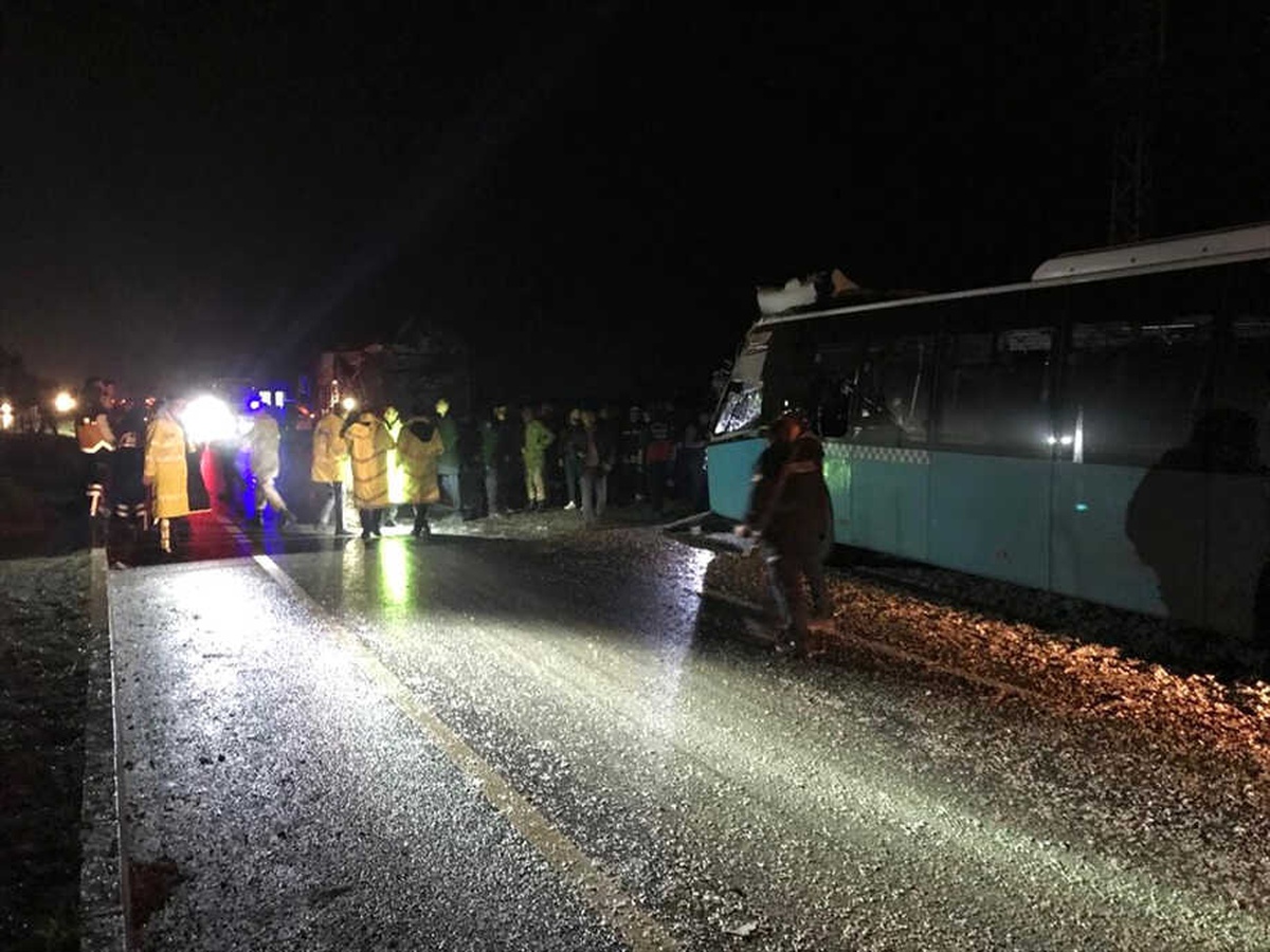 Diyarbakır\'da Belediye Otobüsü Kamyona Çarptı: 1 Ölü, 30 Yaralı