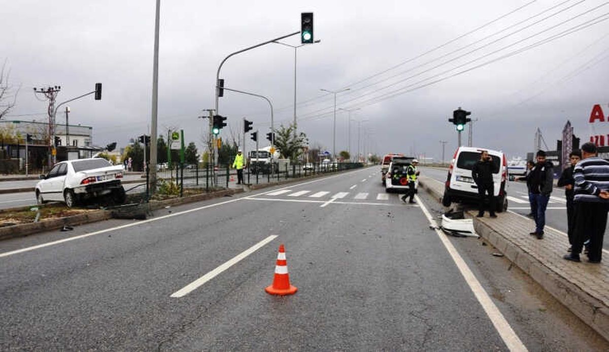 Diyarbakır\'da Kazaya Karışan Araçlar Refüje Çıktı: 2 Yaralı