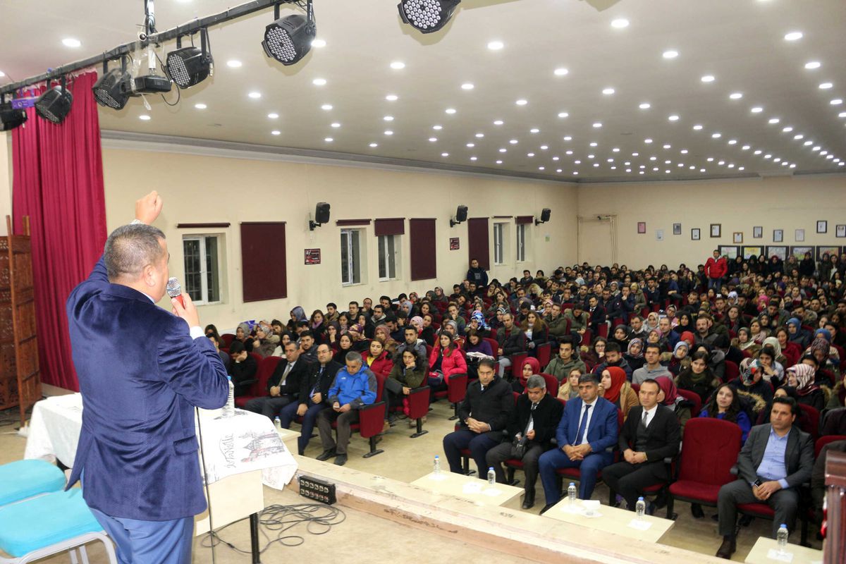 Eğitimci Yazar Tanışır\'dan Konferans