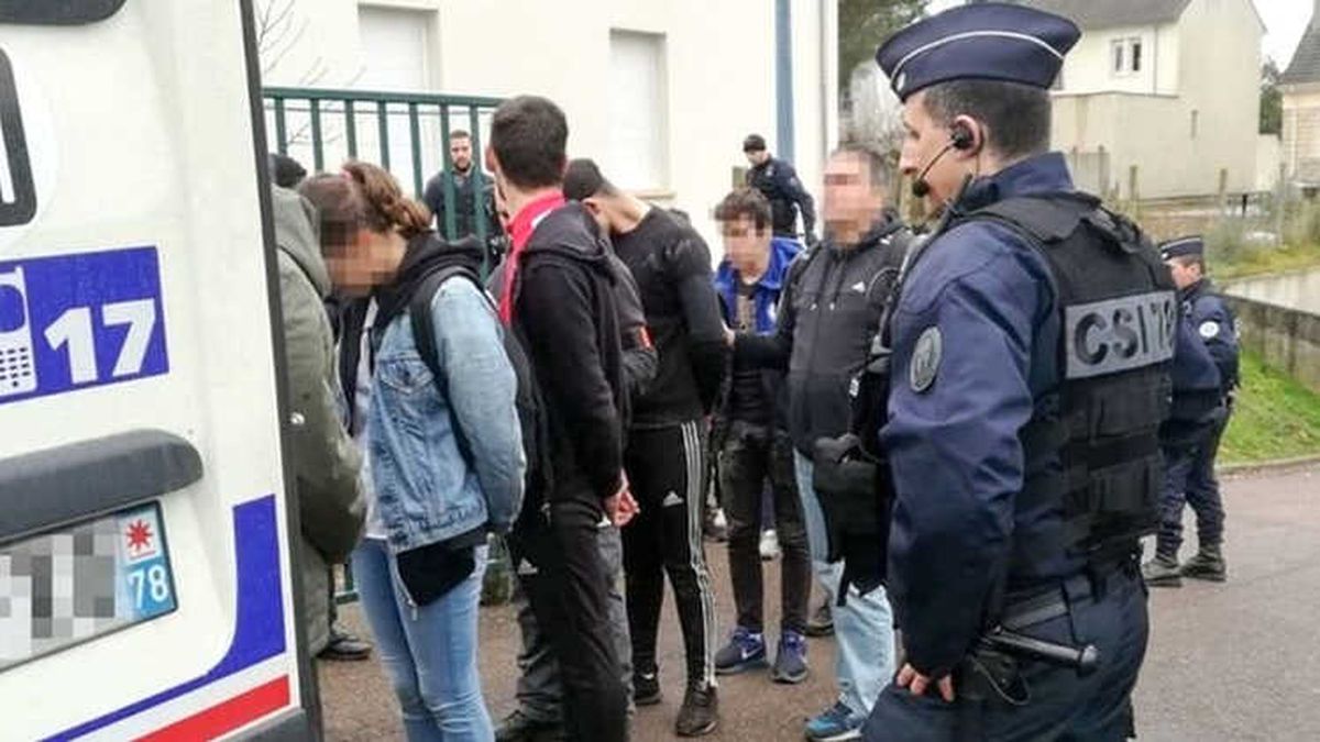 Fransız Polisi Lise Öğrencilerini Diz Çöktürerek Gözaltına Aldı, Görüntüler Tepki Çekti