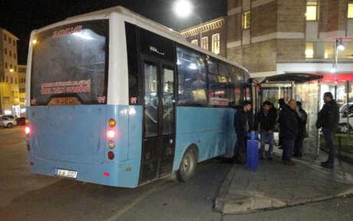 Freni Boşalan Halk Otobüsü Durağa Daldı: 4 Yaralı