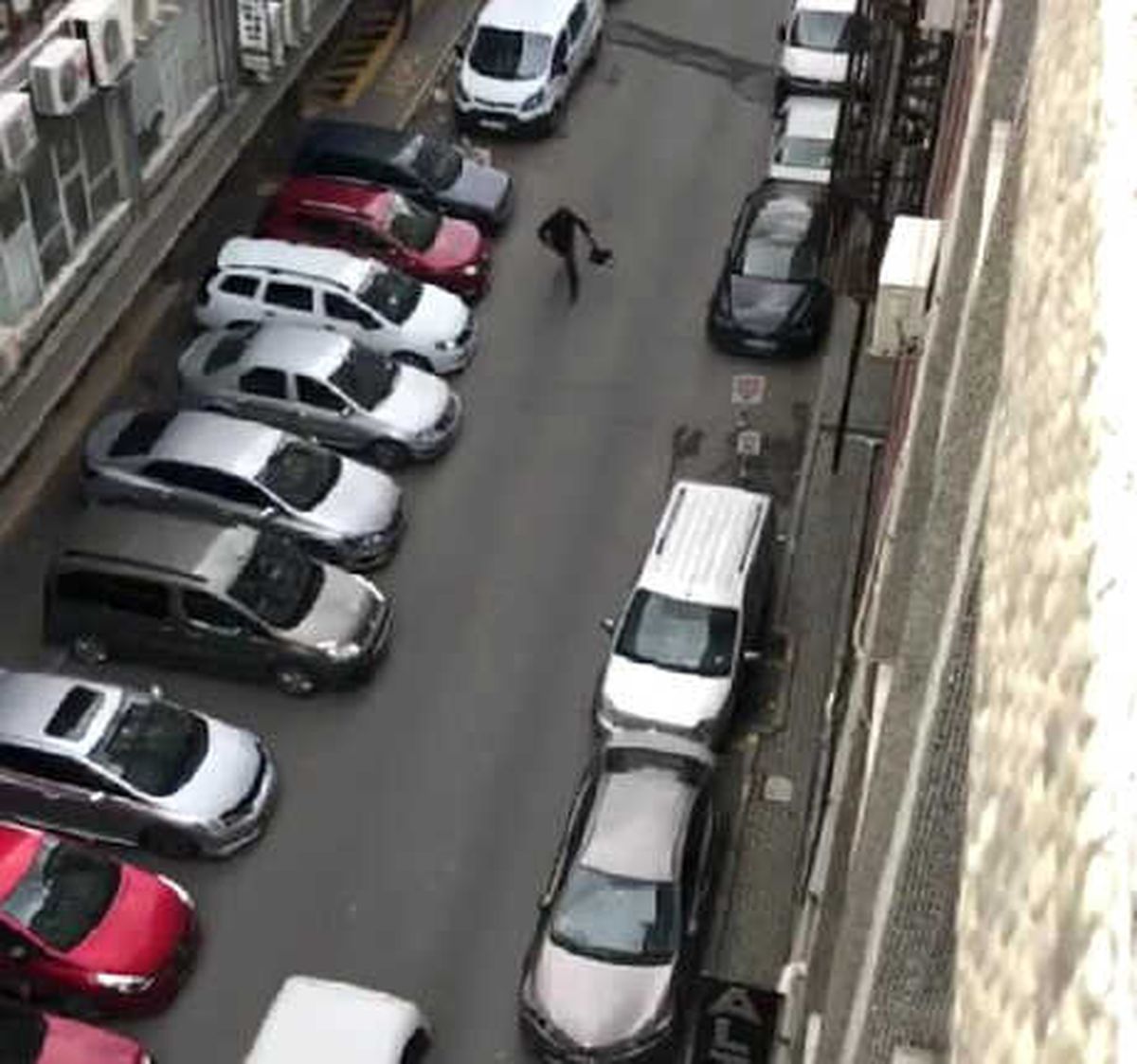 Geniş Haber) Güngören\'de Silahlı Gaspçı Kaçarken Görüntülendi