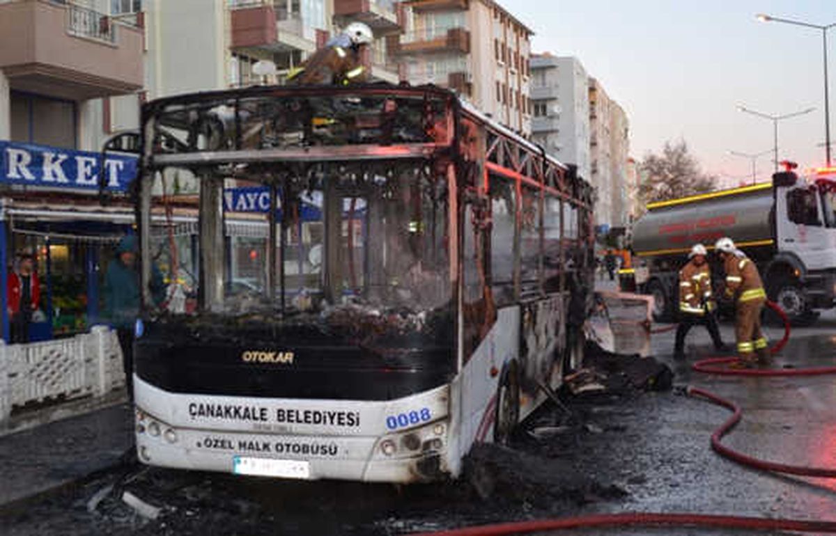 Halk otobüsü seyir halindeyken alev aldı
