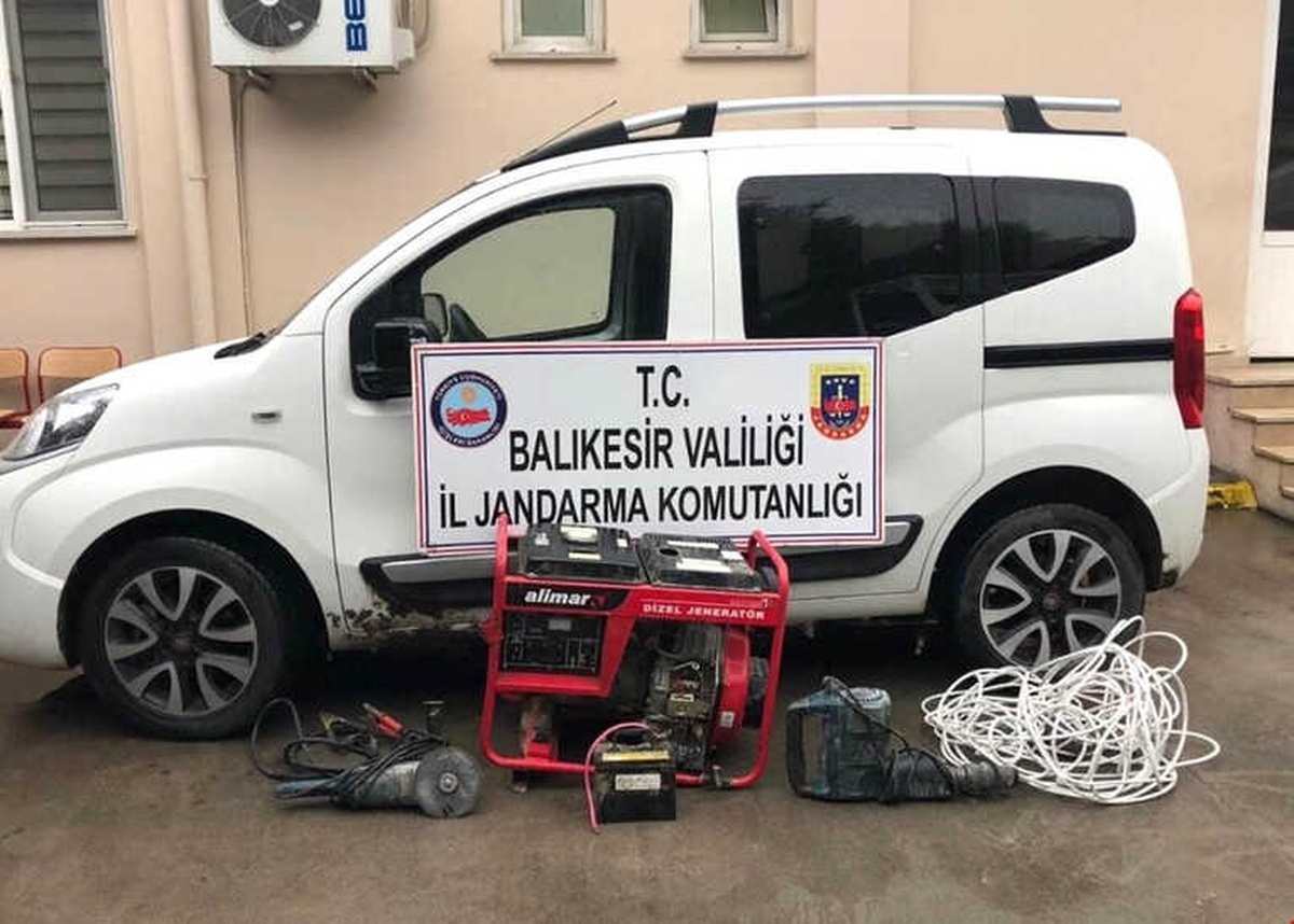 Hırsızlar Sattıkları Malzemeleri Geri Alıp Jandarmaya Teslim Oldu