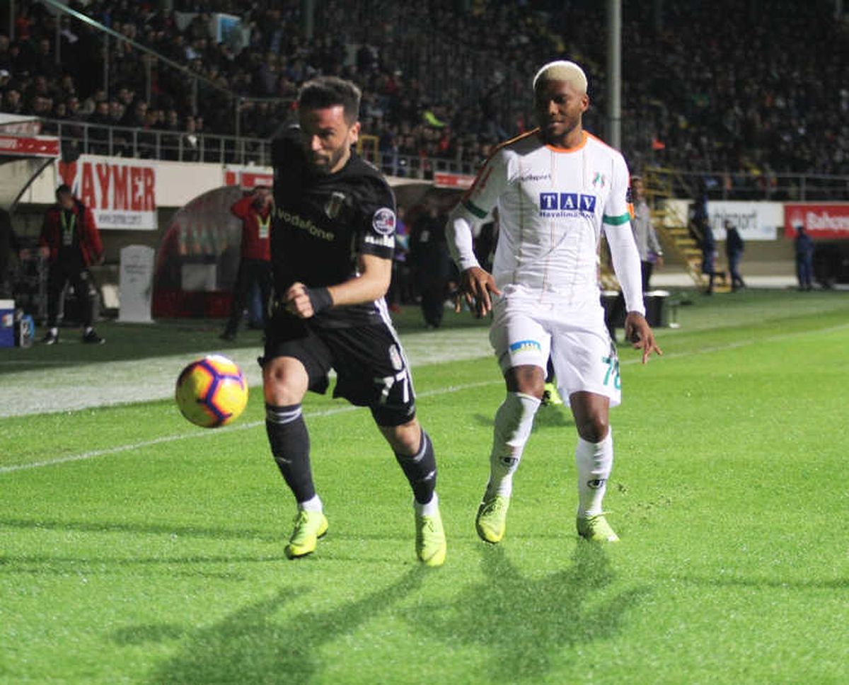 İlk Yarı Sessiz Bitti